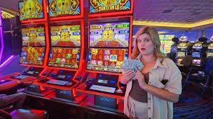 Antarmuka permainan Starburst di situs slot dengan gulungan bersinar dan simbol hadiah